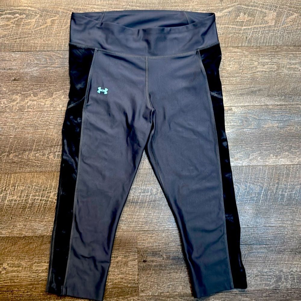 Women’s under Armour, Capri leggings, gray, and black size medium- Activewear